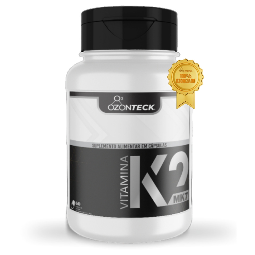 A vitamina K2 (MK7) auxilia namanutenção dos ossos,pois existem proteínas responsáveis por direcionar o cálcio para os ossos, evitando a deposição de cálcio nas artérias. A vitamina D3 estimula a absorção intestinal de cálcio e, associada à vitamina K2, direciona o cálcio para os ossos, otimizando a saúde óssea eminimizando o risco de doenças cardiovasculares, evitando a deposição indesejada de cálcio nas paredes dos vasos.